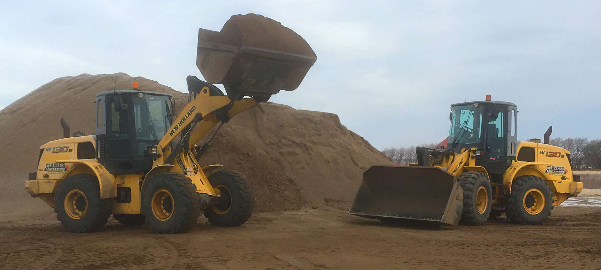 Loader with buckets / gravel